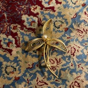 Gold filigree flower brooch with pearl